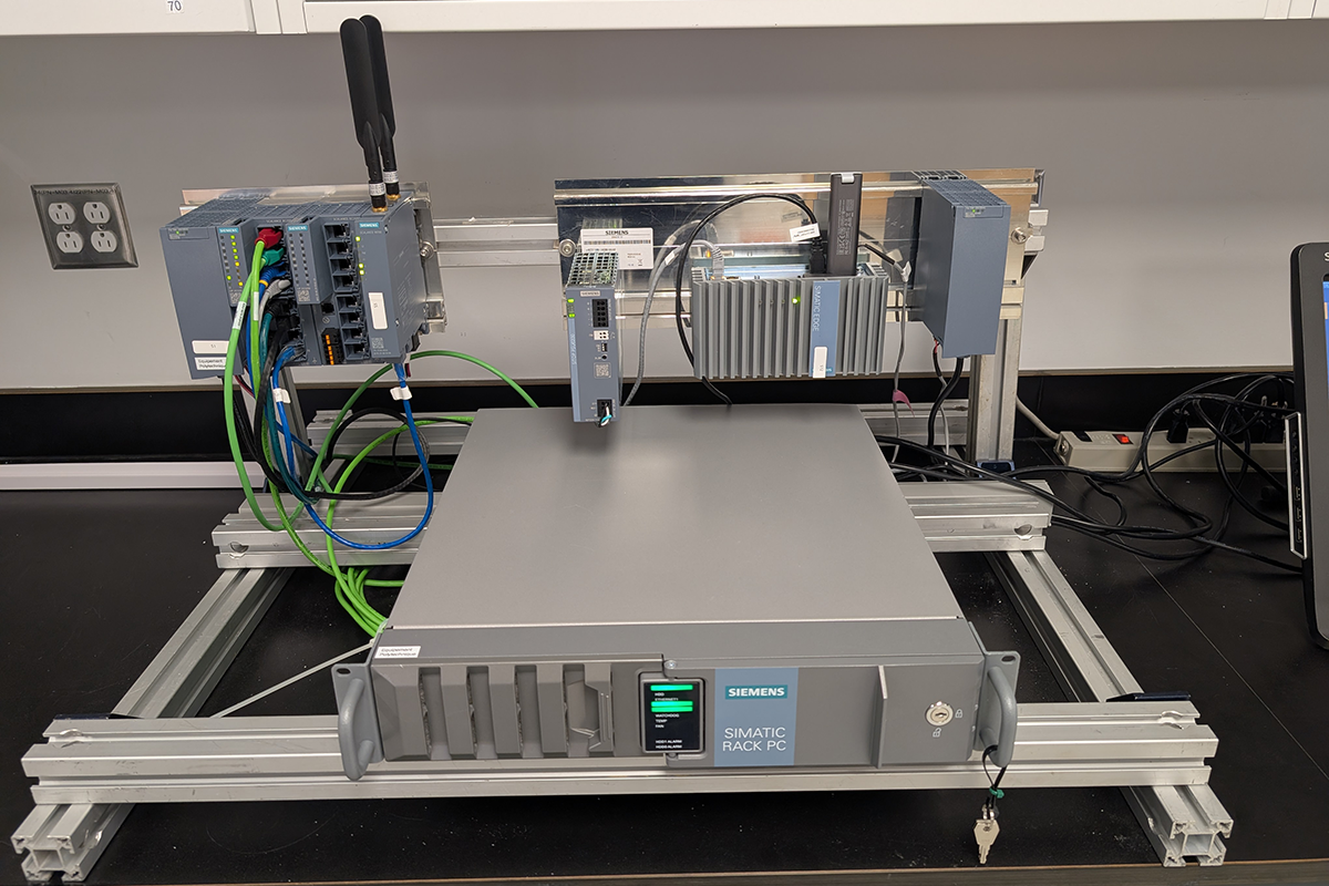 Un automate programmable industriel. (Photo : Laboratoire SCP-I) Un automate programmable industriel. (Photo : Laboratoire SCP-I)