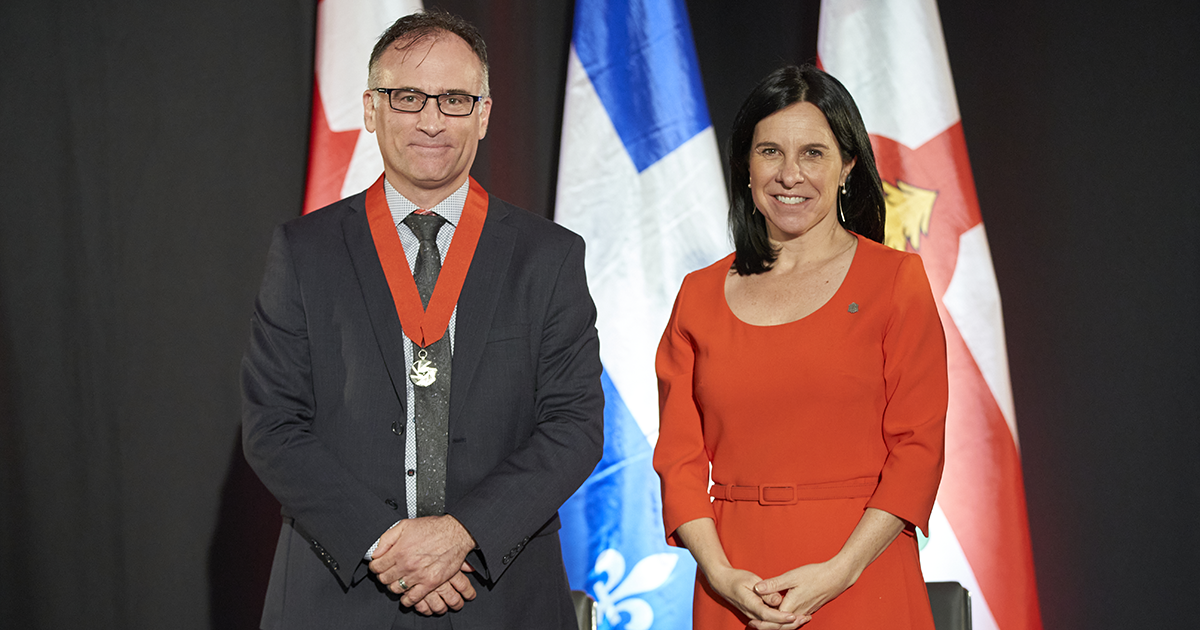 Carl-Éric Aubin, professeur titulaire au Département de génie mécanique de Polytechnique Montréal, et Valérie Plante, mairesse de Montréal. (Photo : Ville de Montréal/Sylvain Légaré) Carl-Éric Aubin, professeur titulaire au Département de génie mécanique de Polytechnique Montréal, et Valérie Plante, mairesse de Montréal. (Photo : Ville de Montréal/Sylvain Légaré)