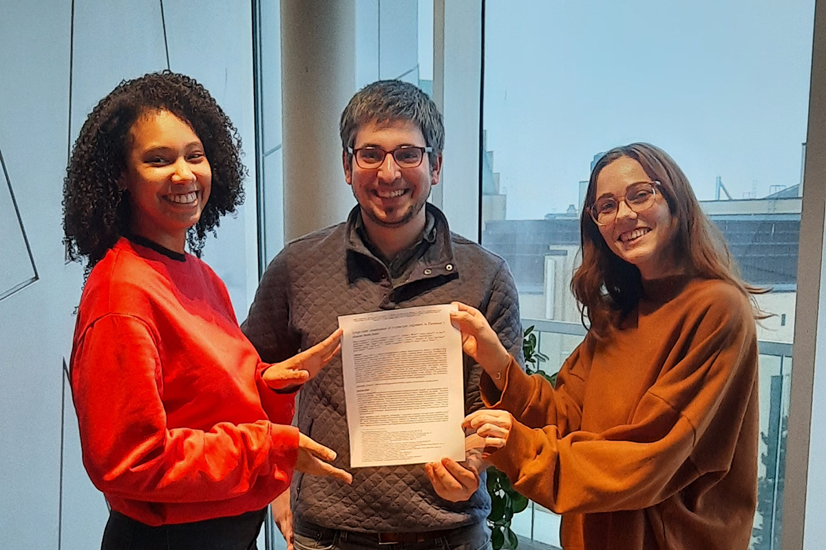 De gauche à droite : Kenza Baspin, diplômé en génie physique; Lucien Weiss, professeur agrégé en génie physique; Angèle Deconfin, diplômée en génie biomédical.