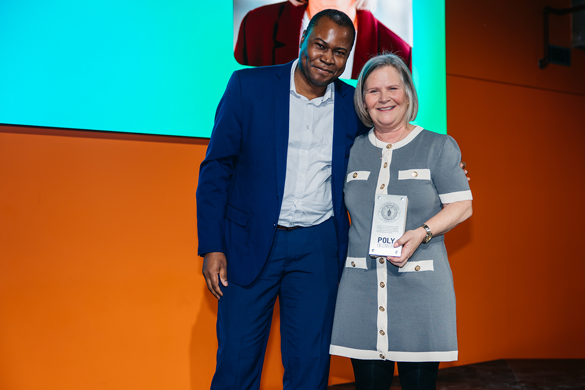 Foutse Khomh, directeur de la recherche et de l'innovation, et Carole Daigneault, commis au Service du recrutement étudiant, de la promotion et de l’événementiel. (Photo : Annie Diotte) Foutse Khomh, directeur de la recherche et de l'innovation, et Carole Daigneault, commis au Service du recrutement étudiant, de la promotion et de l’événementiel. (Photo : Annie Diotte)