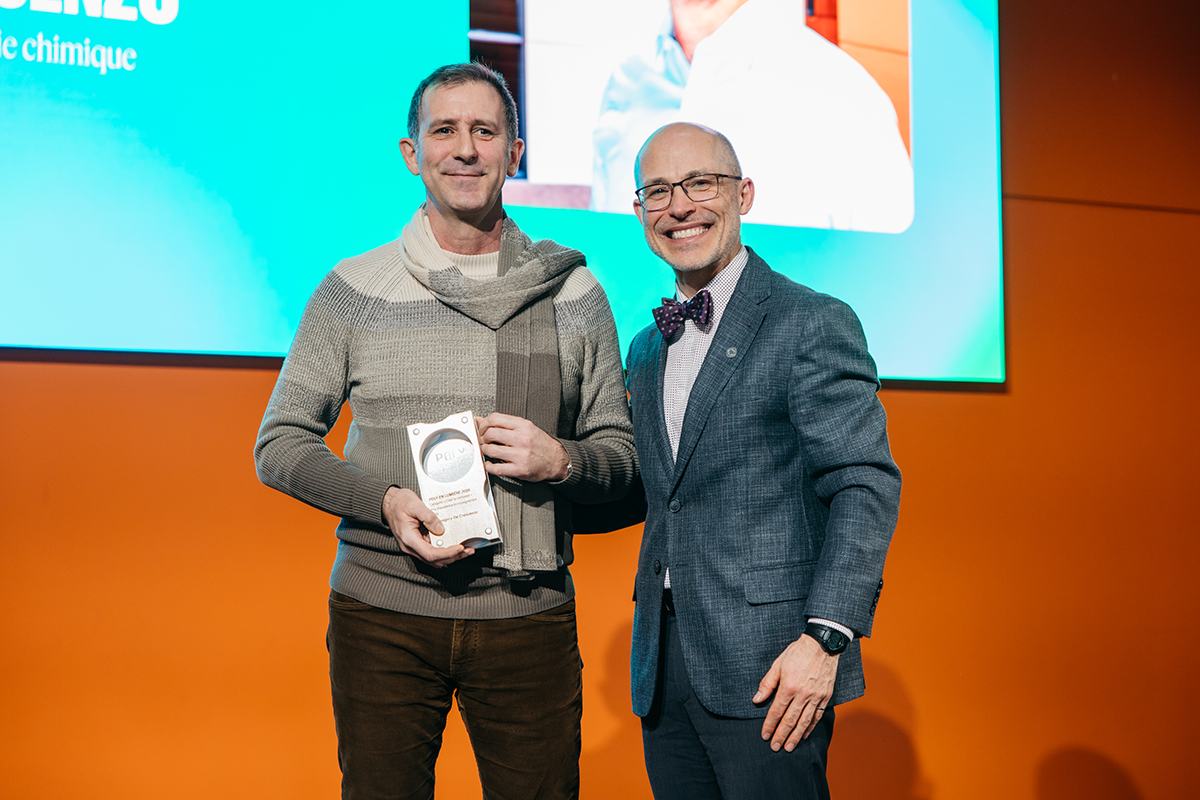 Gregory De Crescenzo, professeur titulaire au Département de génie chimique, et Pierre Langlois, directeur des affaires académiques et de l'expérience étudiante. (Photo : Annie Diotte) Gregory De Crescenzo, professeur titulaire au Département de génie chimique, et Pierre Langlois, directeur des affaires académiques et de l'expérience étudiante. (Photo : Annie Diotte)