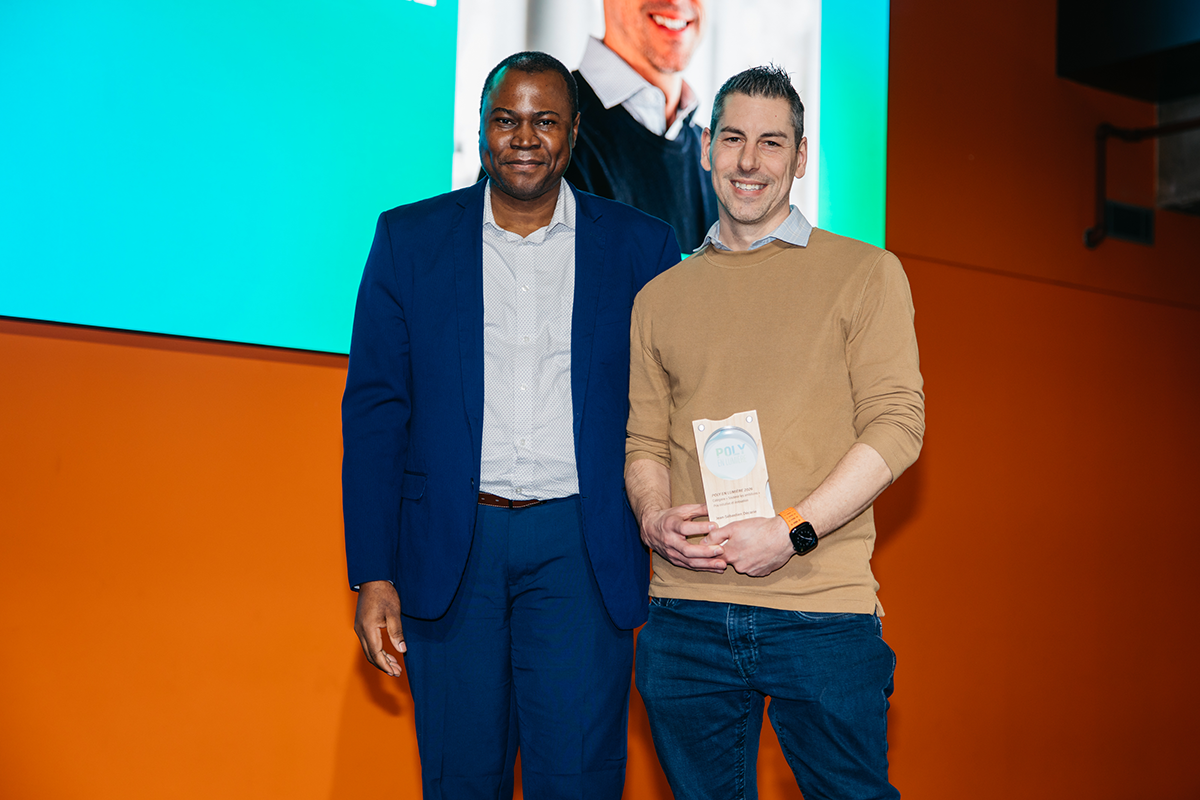 Foutse Khomh, directeur de la recherche et de l'innovation, et Jean-Sébastien Décarie, analyste réseau au Département de génie électrique. (Photo : Annie Diotte) Foutse Khomh, directeur de la recherche et de l'innovation, et Jean-Sébastien Décarie, analyste réseau au Département de génie électrique. (Photo : Annie Diotte)