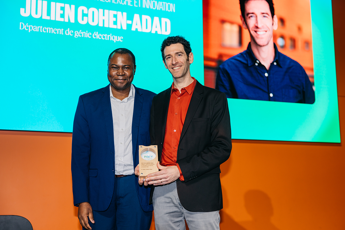 Foutse Khomh, directeur de la recherche et de l'innovation, et Julien Cohen-Adad, professeur titulaire au Département de génie électrique. (Photo . (Photo : Annie Diotte) Foutse Khomh, directeur de la recherche et de l'innovation, et Julien Cohen-Adad, professeur titulaire au Département de génie électrique. (Photo . (Photo : Annie Diotte)