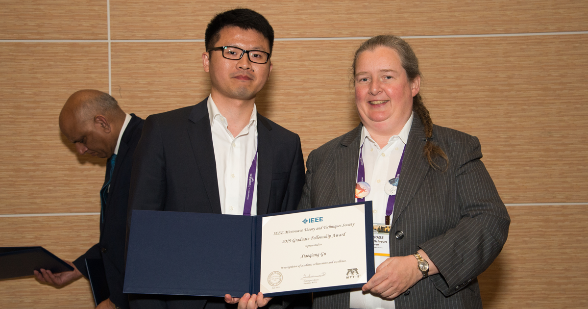 De gauche à droite : Xiaoqiang Gu, doctorant en génie électrique; Dominique Schreurs, présidente de la société MTT-S. (Photo : LylePhotos.com) De gauche à droite : Xiaoqiang Gu, doctorant en génie électrique; Dominique Schreurs, présidente de la société MTT-S. (Photo : LylePhotos.com)
