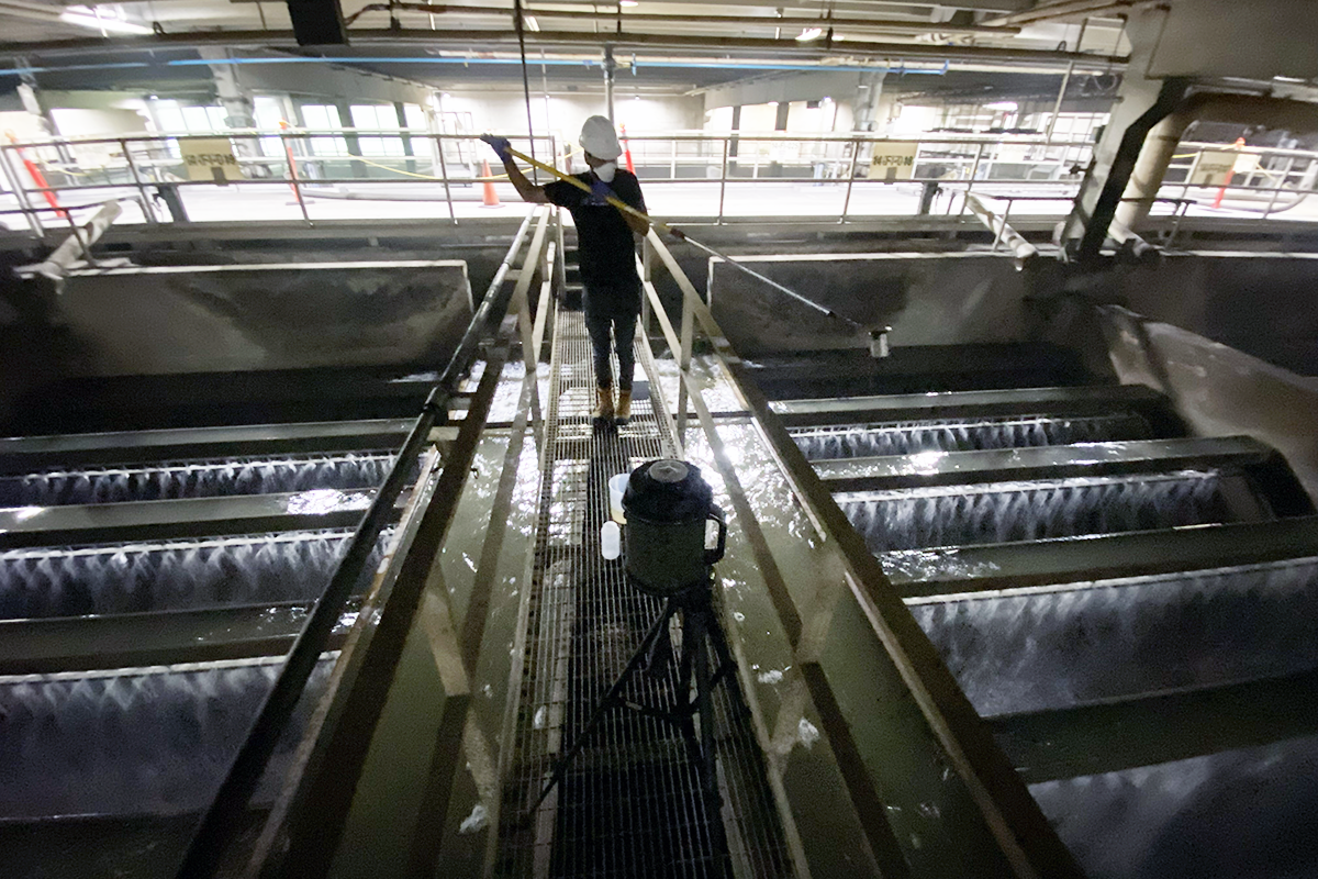 Un travailleur dans une usine d'épuration.