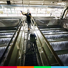 Un travailleur dans une usine d'épuration.