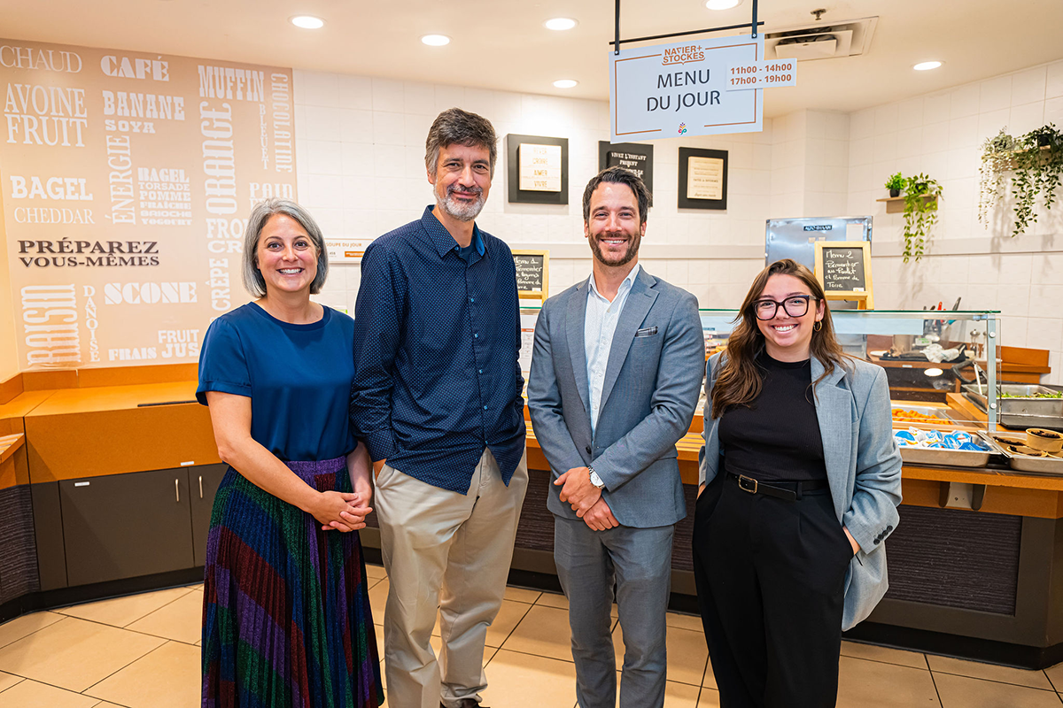 Amélie Tanguay et Patrick Cigana, de Polytechnique Montréal, et Benoît Beauséjour-Savard et Katherine Vézina, de l'Association des services alimentaires de Polytechnique Montréal. (Photo : Caroline Perron et Avril Franco.)