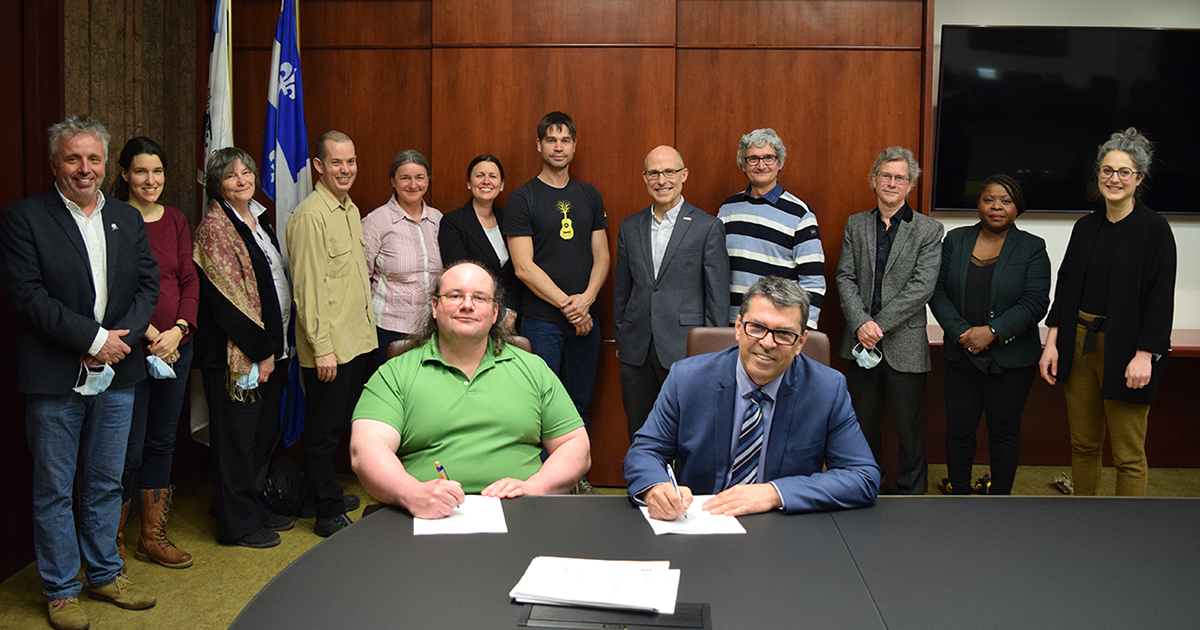 Signature de la convention collective entre Polytechnique Montréal et l’unité des chargées et chargés de cours de l’ASSEP, le 7 avril 2022. Signature de la convention collective entre Polytechnique Montréal et l’unité des chargées et chargés de cours de l’ASSEP, le 7 avril 2022.