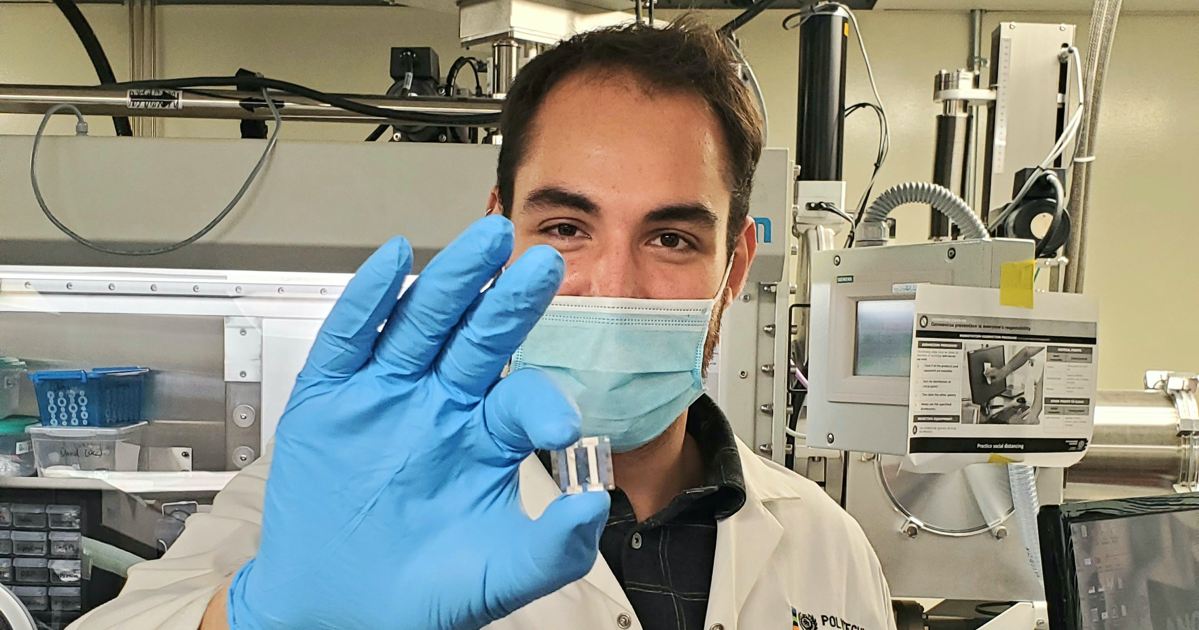 Alexandre Malinge, étudiant au doctorat en génie physique et coauteur de l’article, tient entre ses doigts un substrat de verre comportant 6 diodes électroluminescentes organiques (DELO) de grande taille, chacune faisant 1,5 mm de côté. Alexandre Malinge, étudiant au doctorat en génie physique et coauteur de l’article, tient entre ses doigts un substrat de verre comportant 6 diodes électroluminescentes organiques (DELO) de grande taille, chacune faisant 1,5 mm de côté.