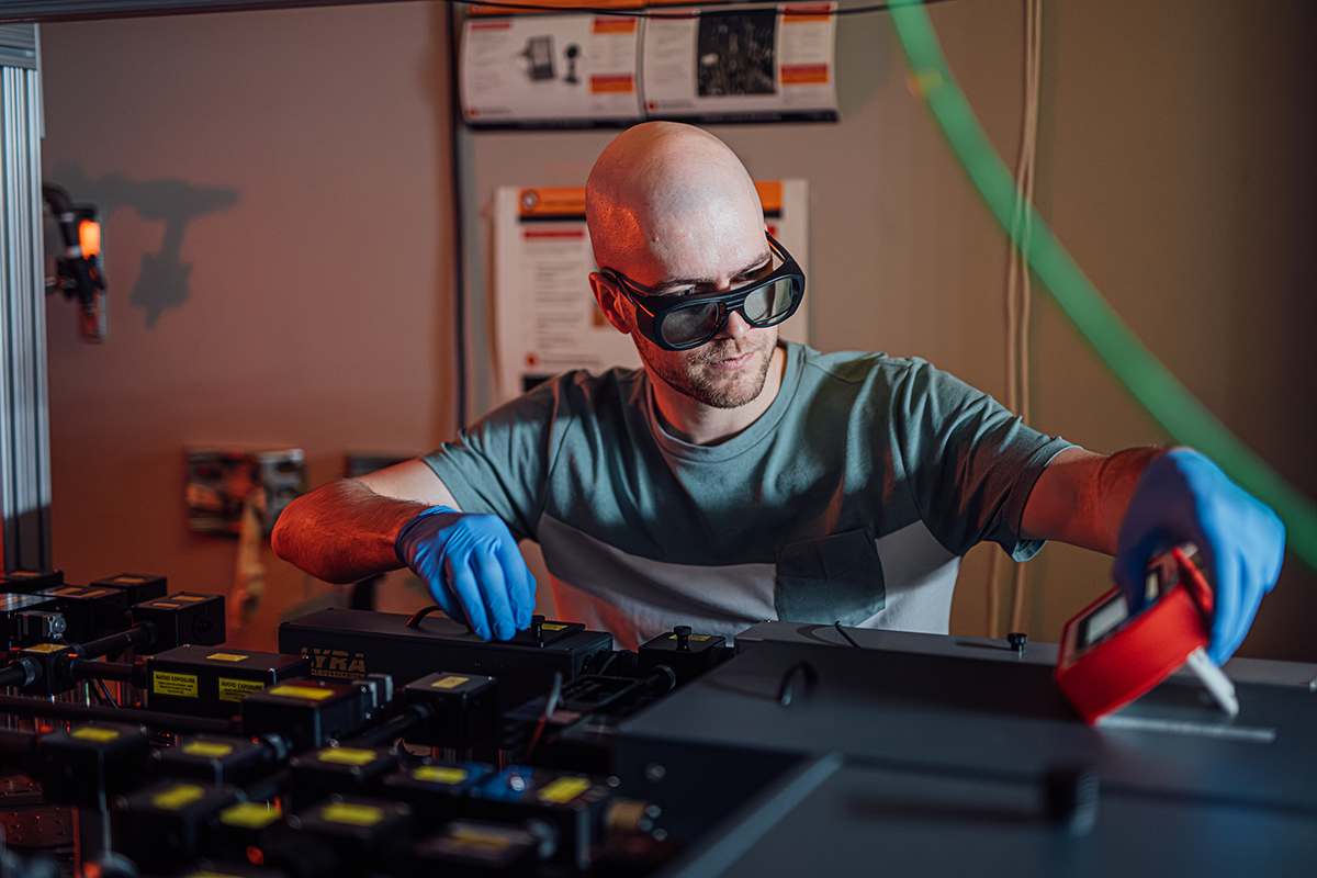 Pierre-Luc Thériault, étudiant au doctorat en génie physique et premier auteur d'un article sur une percée en photonique à Polytechnique Montréal pour freiner la facture énergétique de l’IA. (Photo : Caroline Perron) Pierre-Luc Thériault, étudiant au doctorat en génie physique et premier auteur d'un article sur une percée en photonique à Polytechnique Montréal pour freiner la facture énergétique de l’IA. (Photo : Caroline Perron)