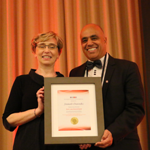 De gauche à droite : Donna Jean Kilpatrick, présidente de la Société canadienne de génie chimique; Jamal Chaouki, professeur titulaire au Département de génie chimique de Polytechnique Montréal et lauréat du prix R.S. Jane Memorial Award.