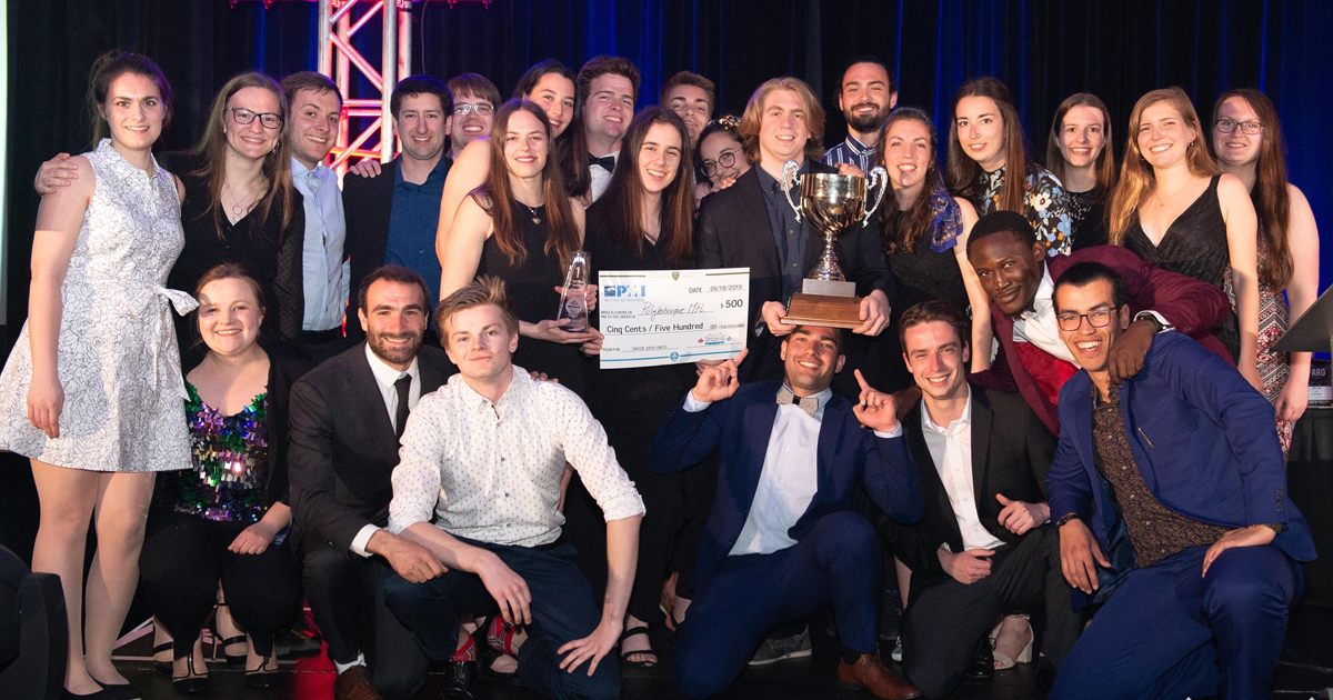Les membres de la société technique Canoë de béton Polytechnique Montréal avec le trophée du premier rang au classement de la Compétition nationale canadienne de canoë de béton 2019. (Photo : CNCCB) Les membres de la société technique Canoë de béton Polytechnique Montréal avec le trophée du premier rang au classement de la Compétition nationale canadienne de canoë de béton 2019. (Photo : CNCCB)