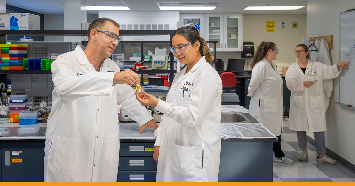 Le professeur Gregory de Crescenzo avec des étudiantes dans son laboratoire Le professeur Gregory de Crescenzo avec des étudiantes dans son laboratoire