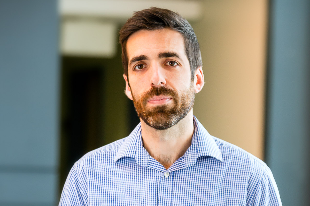 Stéphane Kéna-Cohen, professeur titulaire au Département de génie physique de Polytechnique Montréal. (Photo : Sarah Latulippe) Stéphane Kéna-Cohen, professeur titulaire au Département de génie physique de Polytechnique Montréal. (Photo : Sarah Latulippe)