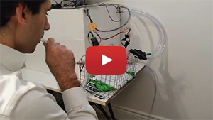 L'équipe formée en partie d'étudiants de Polytechnique a créé une vidéo remise aux juges du Défi Respirateur Code Vie pour démontrer comment fonctionne leur respirateur artificiel.