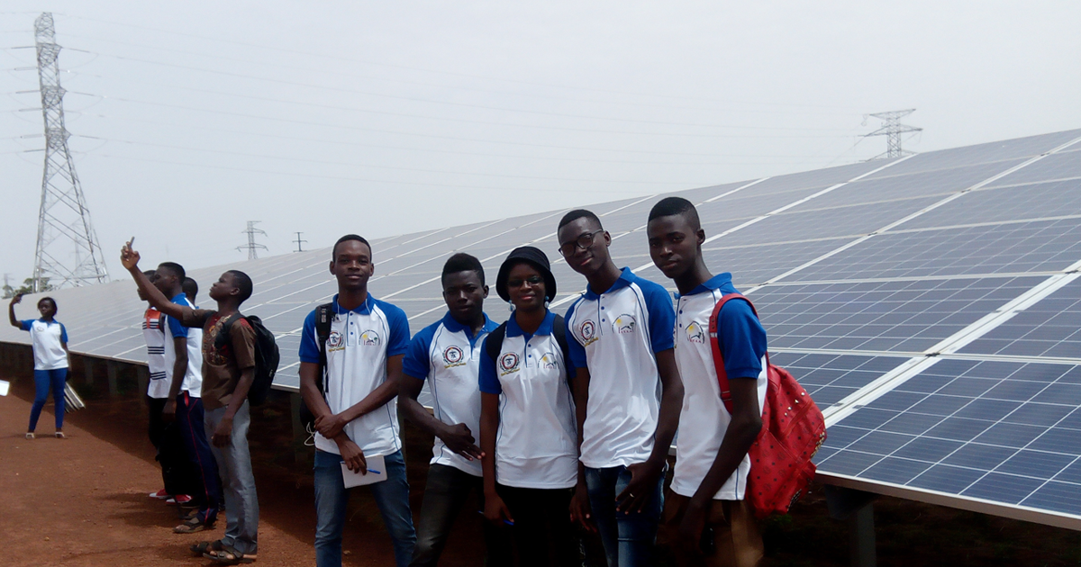 Des étudiants de l’Institut de formation en technologies solaires appliquées (IFTSA) visitant la centrale solaire de Zagtouli, au Burkina Faso (Photo : Projet « Technologie solaire appliquée pour les pays de l’UÉMOA ») Des étudiants de l’Institut de formation en technologies solaires appliquées (IFTSA) visitant la centrale solaire de Zagtouli, au Burkina Faso (Photo : Projet « Technologie solaire appliquée pour les pays de l’UÉMOA »)