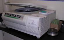 Appareils généraux d'analyse et de microbiologie (congélateurs, incubateurs, balances analytiques, systèmes d’eau ultra-pure, autoclaves, bain-marie, hottes laminaires de type 2, hottes chimiques, etc.).