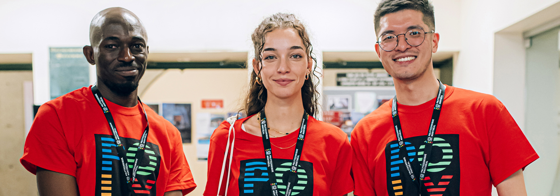 Image - Deux étudiants et une étudiante dans la zone d'accueil des participants et participantes lors des portes ouvertes de Polytechnique Montréal