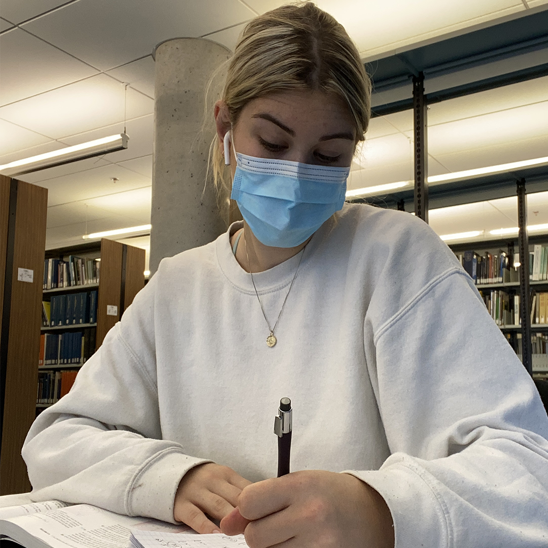 Photo d'une étudiante au baccalauréat en génie géologique de Polytechnique Montréal
