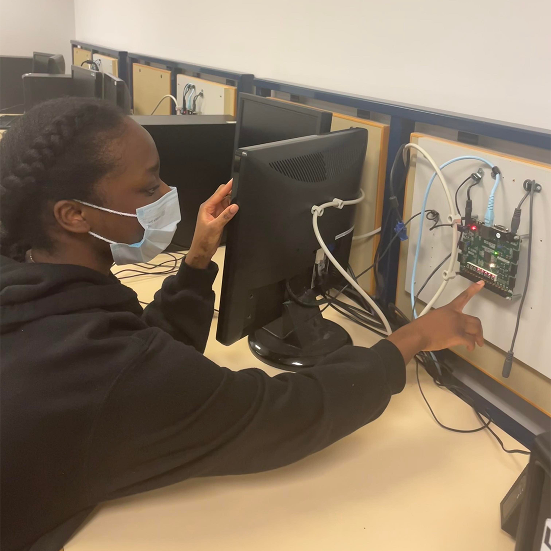 Photo d'une étudiante au baccalauréat en génie logiciel de Polytechnique Montréal