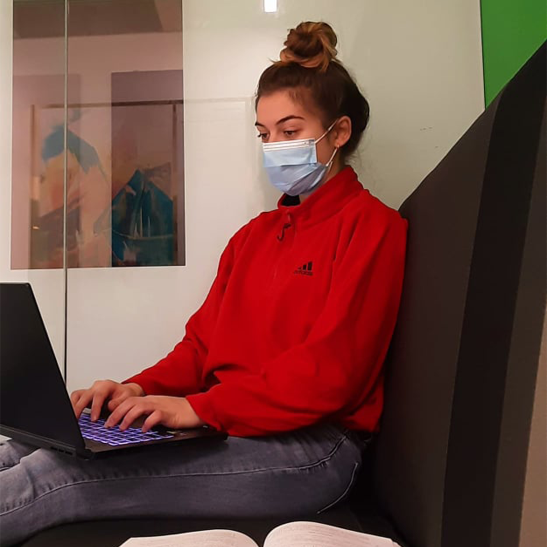 Photo d'une étudiante au baccalauréat en génie physique de Polytechnique Montréal
