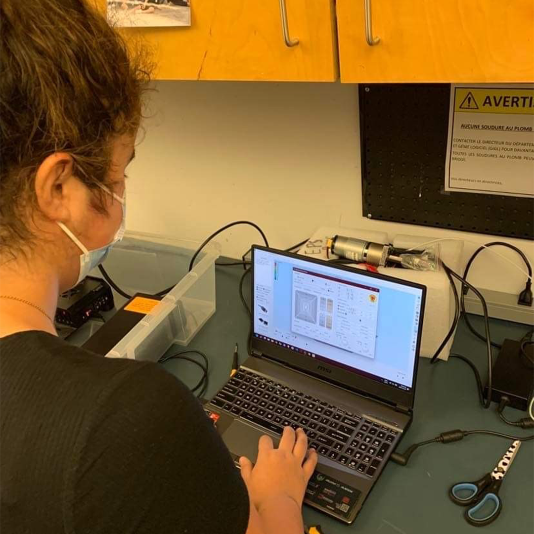 Photo d'une étudiante au baccalauréat en génie chimique de Polytechnique Montréal