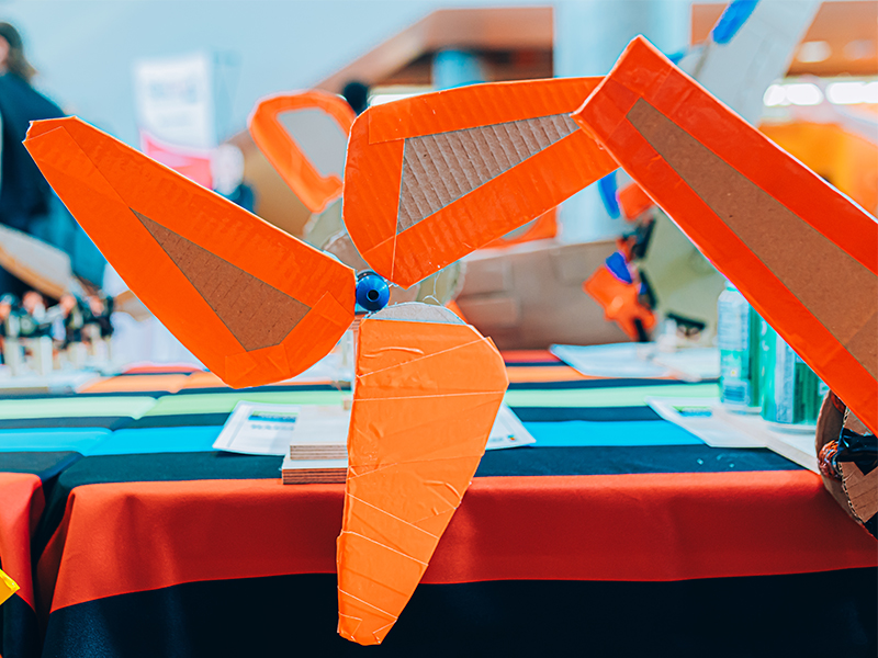 Une éolienne en carton orange construite par des étudiants et étudiantes  du collégial lors du concours Déplace de l'air
