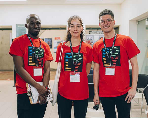 Image - Deux étudiants et une étudiante dans la zone d'accueil des participants lors d'une activité d'information - Polytechnique Montréal;