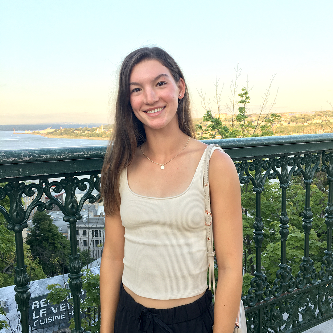 Photo d'une étudiante au baccalauréat en génie biomédical de Polytechnique Montréal