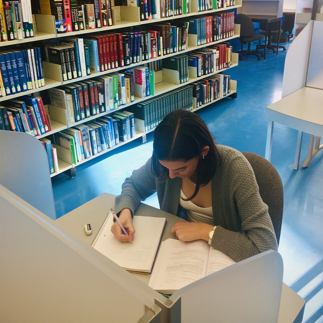 Photo d'une étudiante au baccalauréat en génie biomédical de Polytechnique Montréal