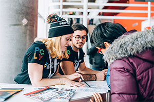 Image - Étudiante et étudiant faisant l'accueil aux Portes ouvertes - Polytechnique Montréal