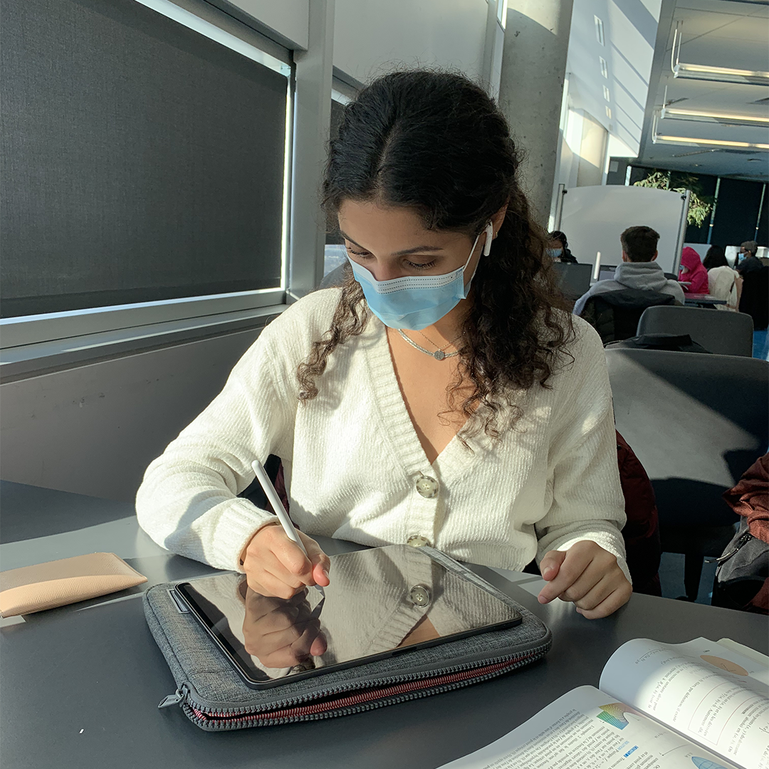 Photo d'une étudiante au baccalauréat en génie civil de Polytechnique Montréal