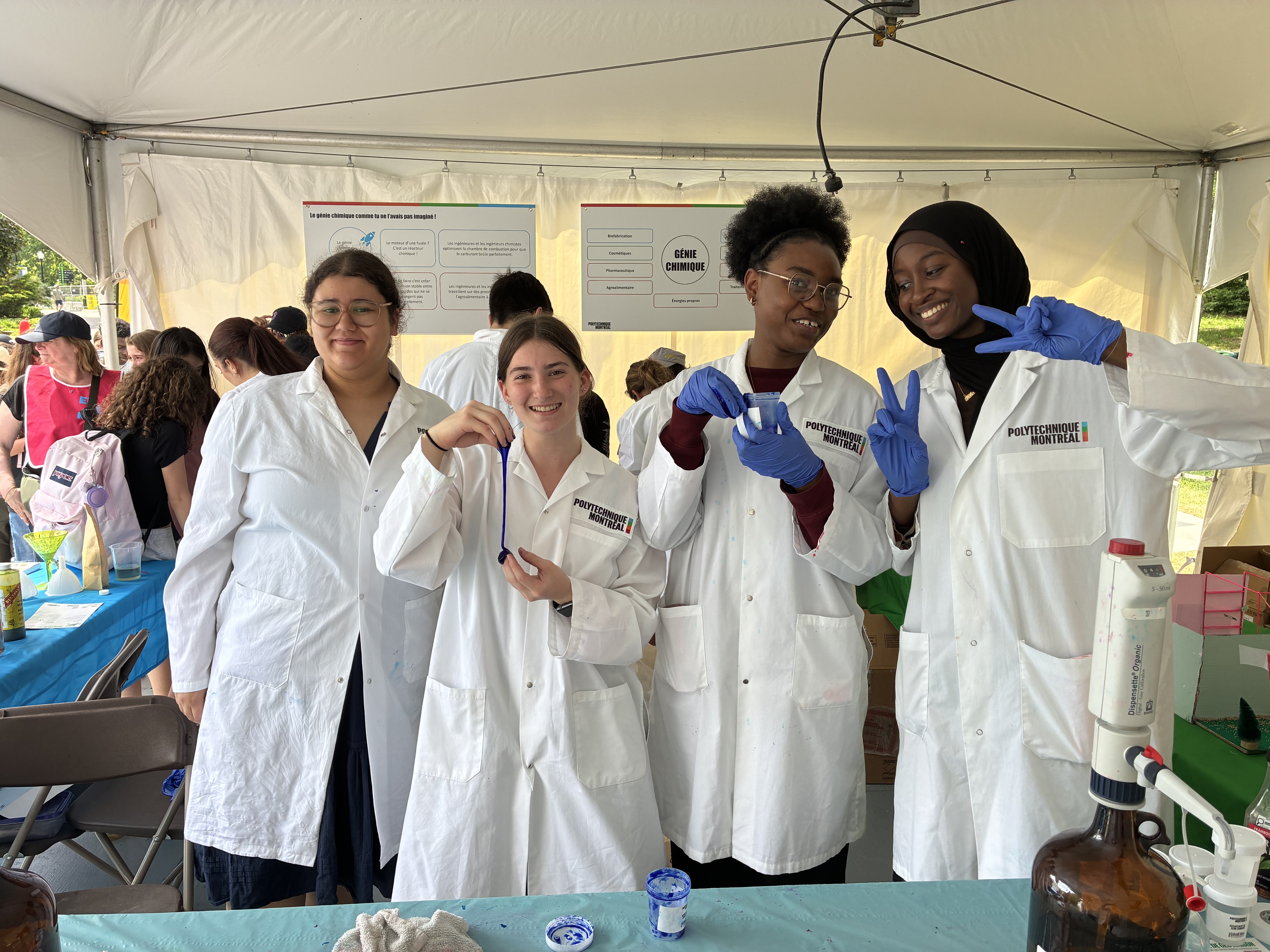 Étudiantes en génie chimique avec de la slime
