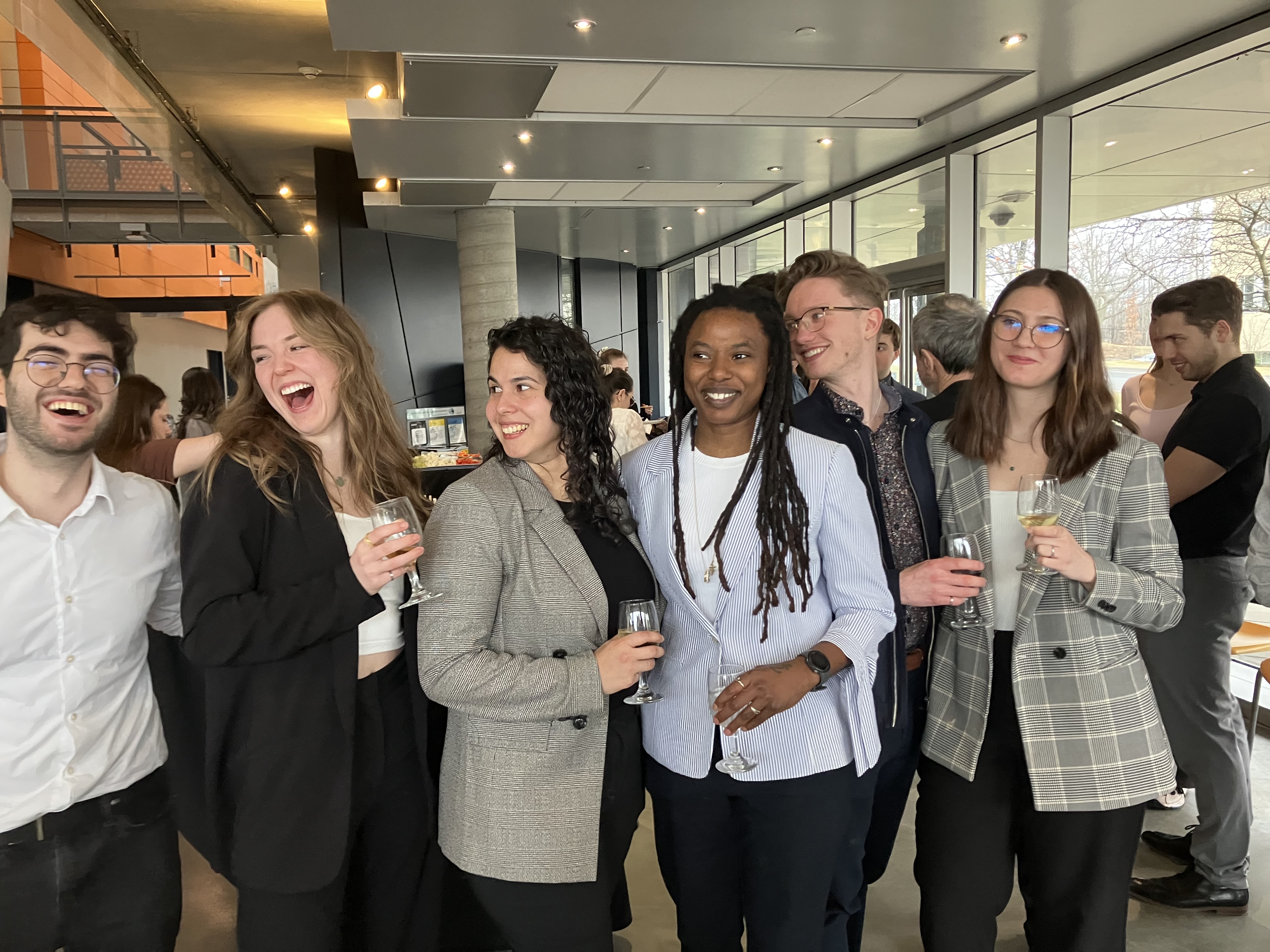 Groupe de personnes étudiantes finissantes