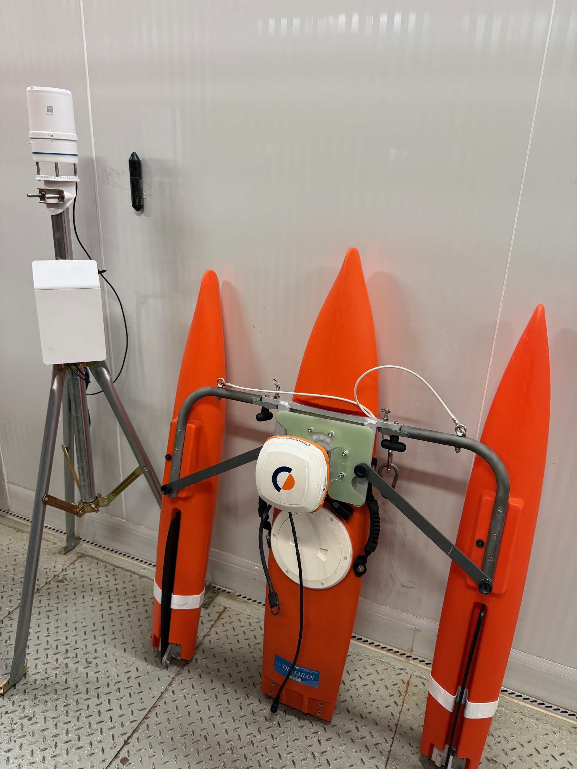 Sur cette photo: station de mesure de paramètres climatiques (précipitations, température, vent, humidité), enregistreur de niveau pour mesurer le niveau d’eau sur site, profileur ADCP avec bateau télécommandé