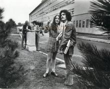 Des étudiants devant le pavillon principal de Polytechnique Montréal, au début des années 1970
