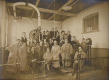Des professeurs et des étudiants au laboratoire de chimie industrielle au début du 20e siècle