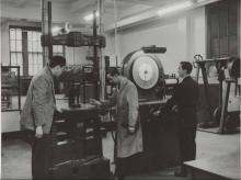 Le professeur Julien Dubuc et deux étudiants dans le Laboratoire d'essai des matériaux en 1948