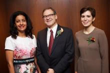 De gauche à droite : Mme Dominique Anglade, vice-première ministre, ministre de l’Économie, de la Science et de l’Innovation, ministre responsable de la Stratégie numérique, lauréate du Prix Mérite 2017; M. Claude Mc Master, président et chef de la direction de Technologies D-Box, lauréat du Prix Innovation technologique 2017; Mme Léa Ricard, finissante 2017 en génie industriel de Polytechnique Montréal, lauréate du Prix de la Relève 2017.