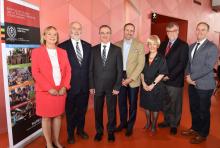 De gauche à droite : Diane de Champlain, présidente-directrice générale sortante de la Fondation de Polytechnique Montréal; Christophe Guy, directeur général de Polytechnique Montréal; Mario Bourgault, professeur titulaire au Département de mathématiques et génie industriel et titulaire de la Chaire de recherche industrielle Pomerleau sur l’innovation et la gouvernance des projets de construction de Polytechnique Montréal; Pierre Pomerleau, président, directeur général de Pomerleau; Michèle Thibodeau-DeGuir