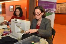 Des bénévoles réparent des vêtements brisés lors du deuxième Repair café de Polytechnique Montréal.