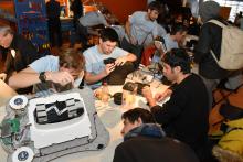 Des bénévoles et des participants essaient de donner une deuxième vie à des objets brisés lors du deuxième Repair café de Polytechnique Montréal Des bénévoles et des participants essaient de donner une deuxième vie à des objets brisés lors du deuxième Repair café de Polytechnique Montréal