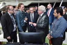 Michel Meunier, professeur titulaire au Département de génie physique de Polytechnique Montréal (gauche), Carl-Éric Aubin, professeur titulaire au Département de génie mécanique de Polytechnique Montréal et directeur exécutif et scientifique de l’Institut TransMedTech (centre) et Gaétan Barrette, ministre de la Santé et des Services sociaux du Québec (deuxième à droite) visitant un kiosque lors de l'inauguration de l'Institut TransMedTech au CHU Sainte-Justine, le 24 avril 2017.