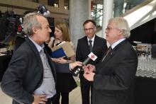 Carl-Éric Aubin, professeur titulaire au Département de génie mécanique de Polytechnique Montréal et directeur exécutif et scientifique de l’Institut TransMedTech (centre) et Gaétan Barrette, ministre de la Santé et des Services sociaux du Québec (droite), s'adressant aux médias.