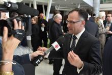 Carl-Éric Aubin, professeur titulaire au Département de génie mécanique de Polytechnique Montréal et directeur exécutif et scientifique de l’Institut TransMedTech, s'adressant aux médias.