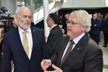 Christophe Guy, directeur général de Polytechnique Montréal et Gaétan Barrette, ministre de la Santé et des Services sociaux du Québec.