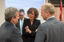 De gauche à droite : Éric Deschenes, vice-président Segment Mine, Minéraux & Métaux – Région Amérique du Nord chez Schneider Electric; Miguel Anjos, professeur titulaire au sein du Département de mathématiques et de génie industriel de Polytechnique Montréal et directeur de la Chaire de recherche industrielle CRSNG-Hydro-Québec-Schneider Electric en optimisation des réseaux électriques intelligents; Bettina Hamelin, vice-présidente à la Direction des partenariats de recherche au CRSNG; François Bertrand, di