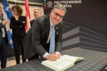 Miguel Anjos, professeur titulaire au sein du Département de mathématiques et de génie industriel de Polytechnique Montréal et directeur de la Chaire de recherche industrielle CRSNG-Hydro-Québec-Schneider Electric en optimisation des réseaux électriques intelligents. Miguel Anjos, professeur titulaire au sein du Département de mathématiques et de génie industriel de Polytechnique Montréal et directeur de la Chaire de recherche industrielle CRSNG-Hydro-Québec-Schneider Electric en optimisation des réseaux électriques intelligents.