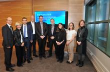 De gauche à droite : Philippe A. Tanguy, directeur général de Polytechnique Montréal; Michèle Thibodeau-DeGuire, principale et présidente du Conseil d’administration de Polytechnique Montréal; Steven Chamberland, directeur des affaires académiques et de la vie étudiante; Daniel Spooner, maître d’enseignement au Département de génie mécanique et titulaire de la Chaire en apprentissage par projets; Patrice Farand, maître d’enseignement au Département de génie chimique et titulaire de la Chaire IMPACTG; Michel