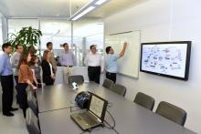 Miguel Anjos, professeur titulaire au sein du Département de mathématiques et de génie industriel de Polytechnique Montréal et directeur de la Chaire de recherche industrielle CRSNG-Hydro-Québec-Schneider Electric en optimisation des réseaux électriques intelligents, accompagné d’étudiants qui travailleront sur l’optimisation mathématique et les réseaux intelligents.